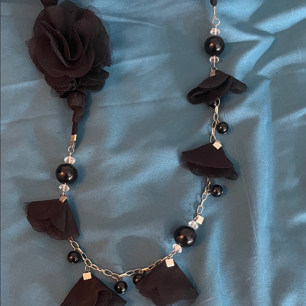 Elegant Black Floral Necklace